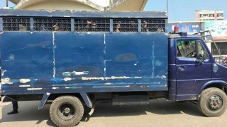 নরসিংদী রেলস্টেশন থেকে ৬০ বিএনপি নেতা-কর্মী আটক, ইটপাটকেলের জবাবে পুলিশের গুলি